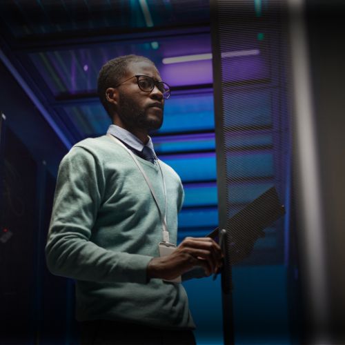 Técnico especializado trabalhando no data center