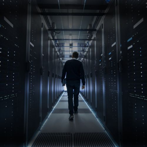 Vista dos corredores do data center